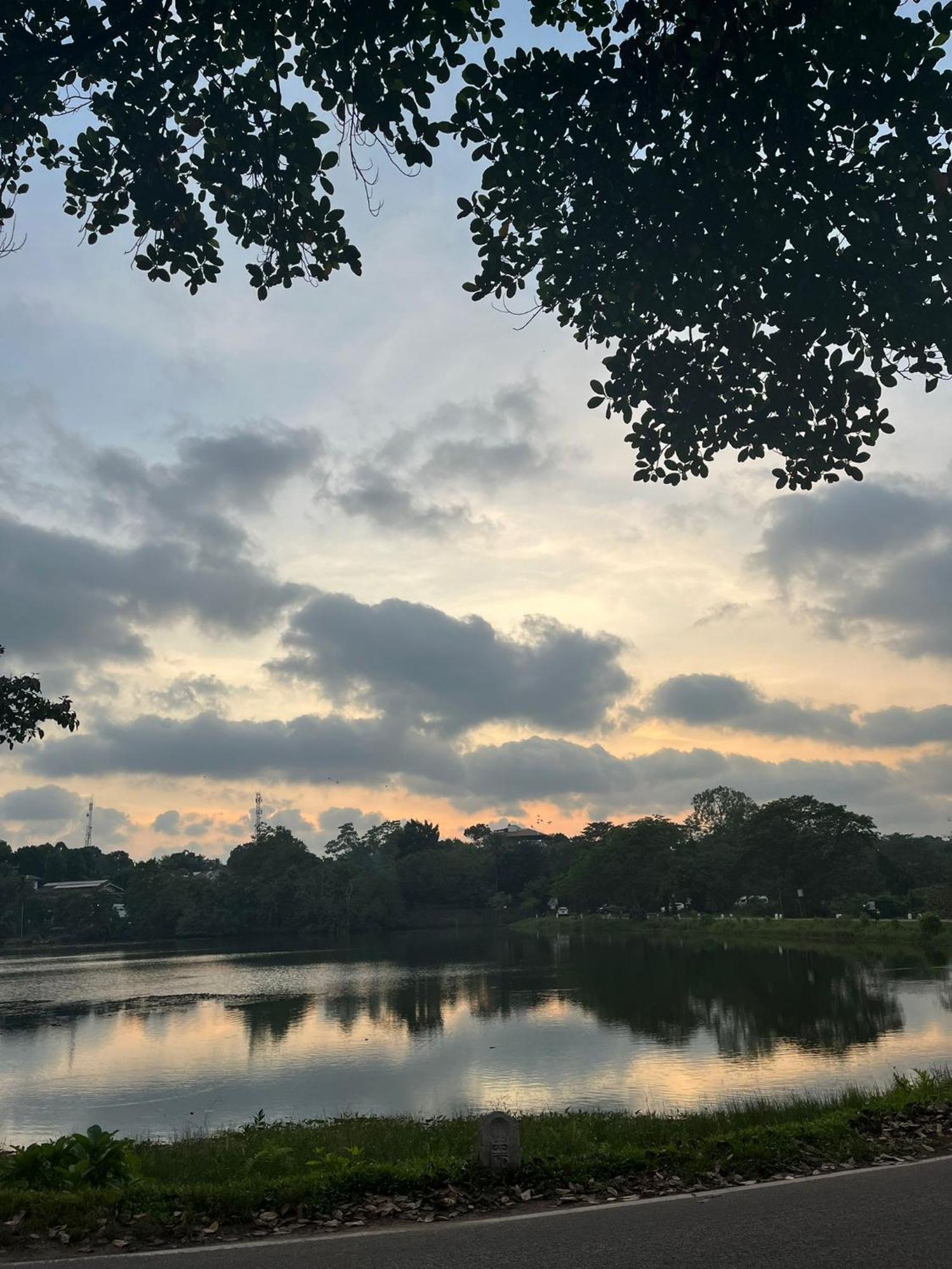 Thalangama Lakeview Lodge Battaramulla Bagian luar foto