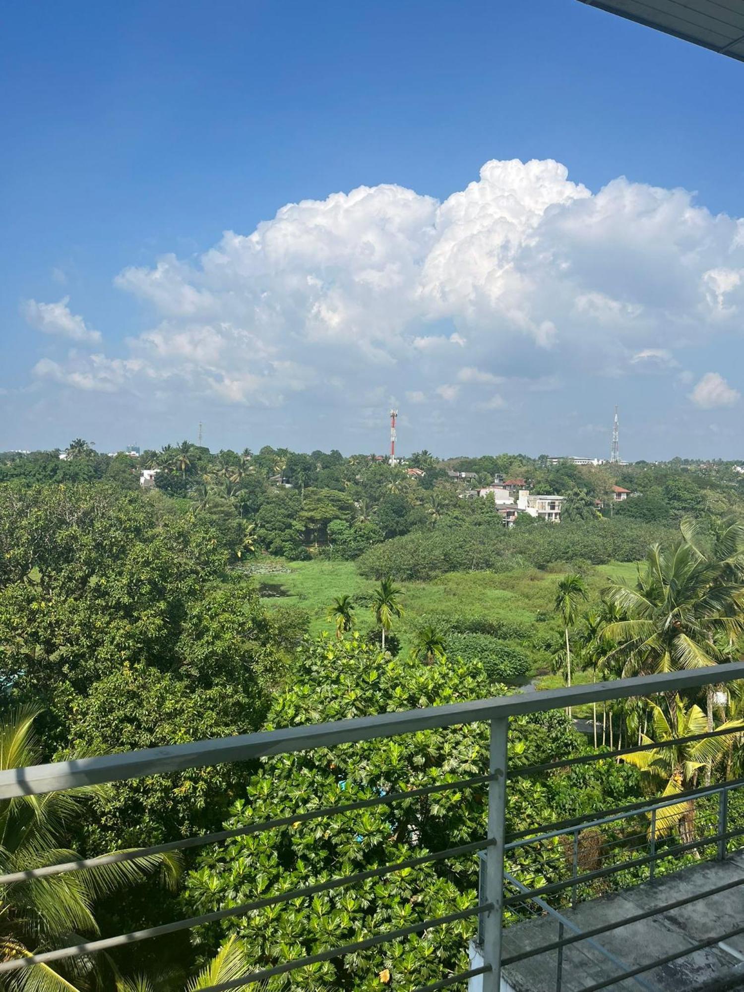 Thalangama Lakeview Lodge Battaramulla Bagian luar foto