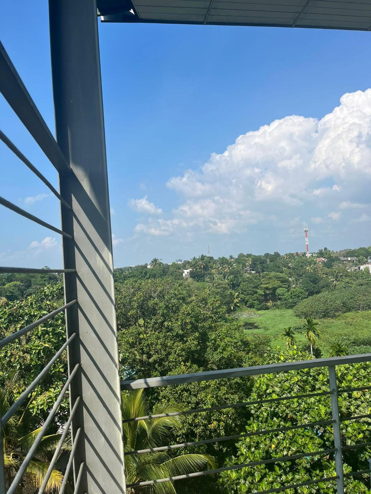 Thalangama Lakeview Lodge Battaramulla Bagian luar foto